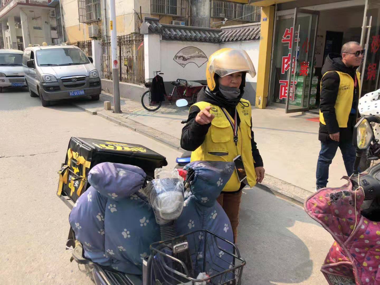 外卖女超人,女美团外卖员送餐技巧