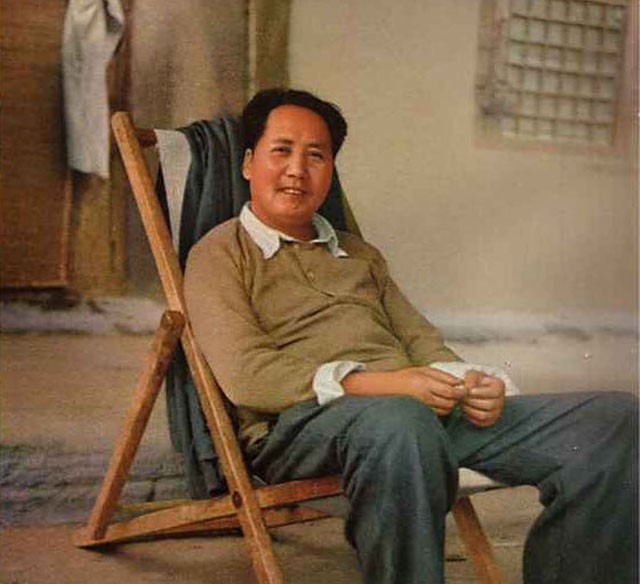 毛主席看到与母亲的合影，激动地用土话问道：咯是从哪里拱出来的