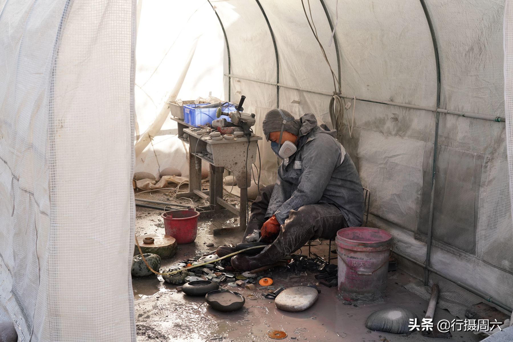 石头做手工能赚钱吗,农村小伙靠捡石头成亿万富豪