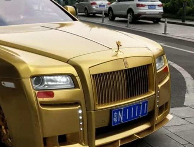 劳斯莱斯车牌都是金色的,牌照88888的劳斯莱斯有多贵