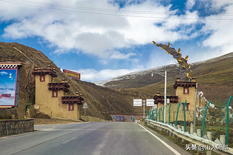 宸濊タ楂樺師澶ц崏鍘熺殑璺笂鐓х墖,闈掕棌楂樺師涓婄殑鑽夊師闆北椋庢櫙