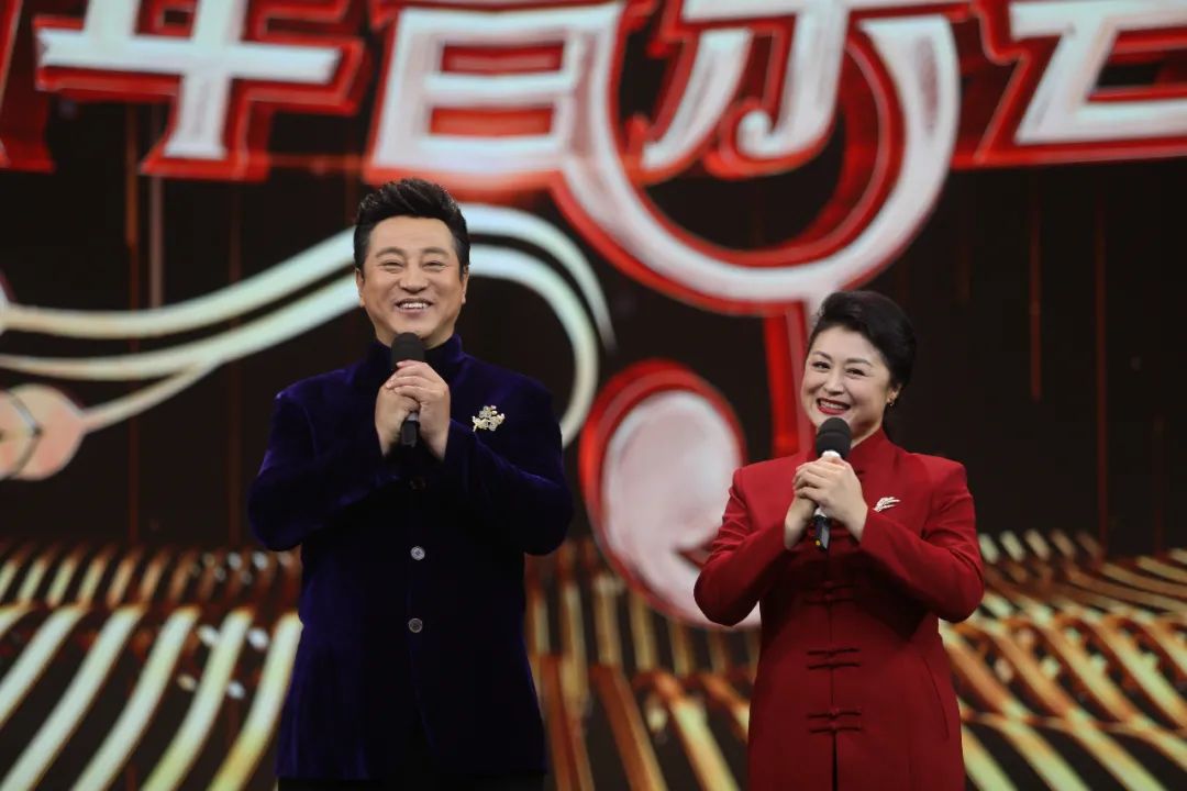 音乐会不按套路出牌：小毕哥现场吃起了大米饭，谢大脚跟着大爷学犁地