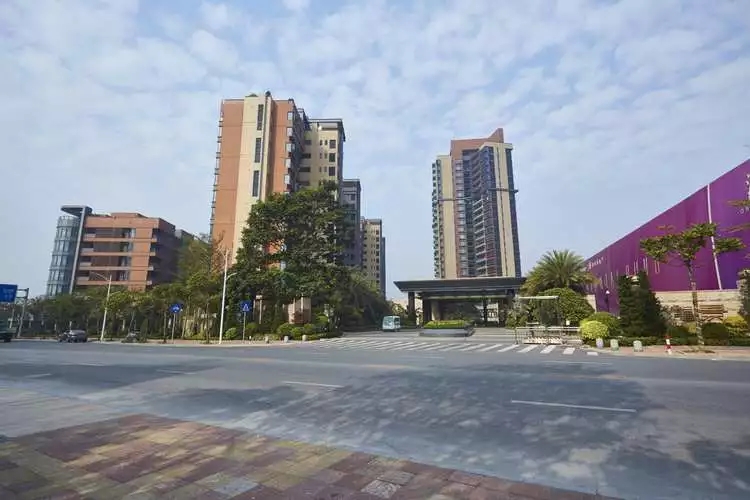 佛山新港码头搬迁新址,佛山港龙滨江楼盘停工了吗