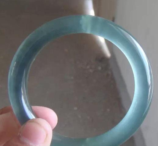 翡翠手镯基本知识大全,翡翠手镯的鉴赏方法和技巧