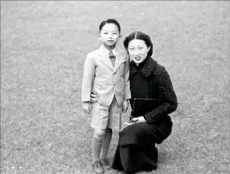 赵一荻与张学良晚年合影,赵一荻张学良两人差多少岁