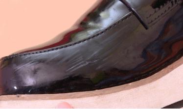 鞋子划痕滴风油精,把风油精滴到鞋子里