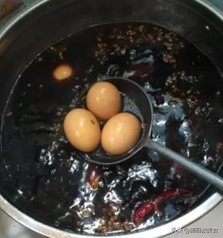 七十多岁大妈卖小吃,摆摊卖卤蛋20多年教程