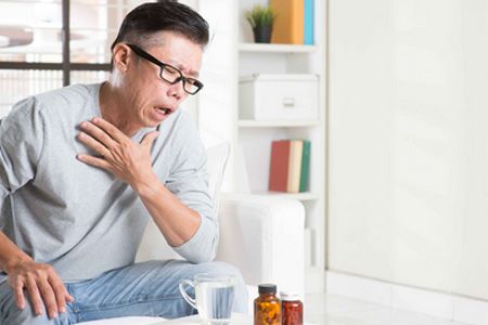 食物卡喉咙救援视频教程,食物卡喉如何自救医生来支招