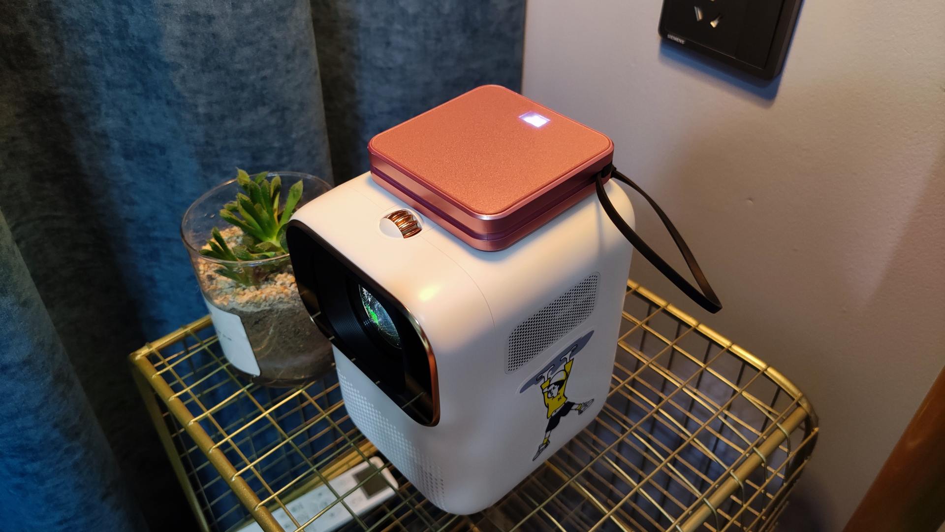 小明q1特别版智能投影仪,小明q1pro投影仪和极米newz6比较