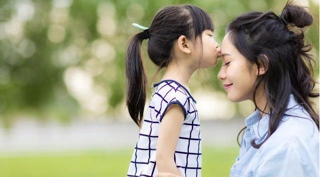 地铁上姐弟因坐姿走红,地铁上姐弟俩的坐姿惹争议