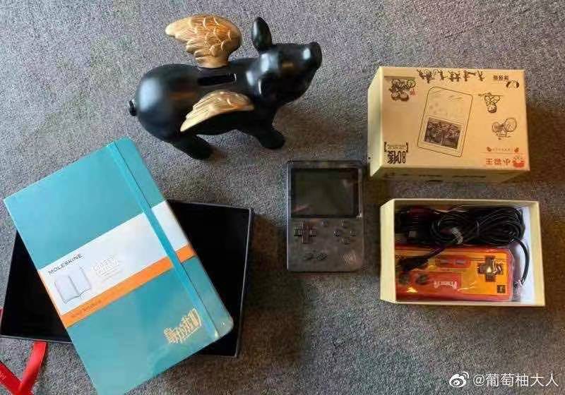 明星工作室新年礼盒,张艺兴工作室新年礼盒