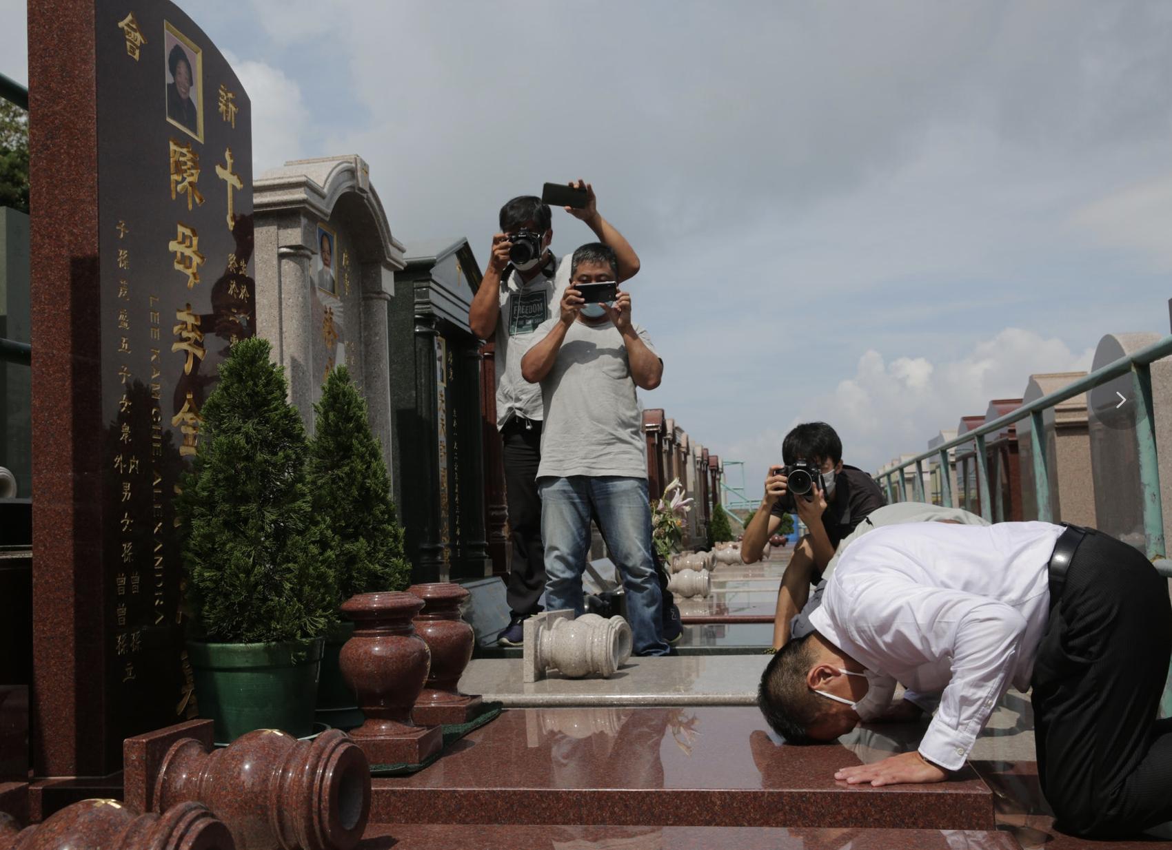 龚如心风水师刑满出狱，跪地拜祭亡母连磕响头，30亿风水费已耗光