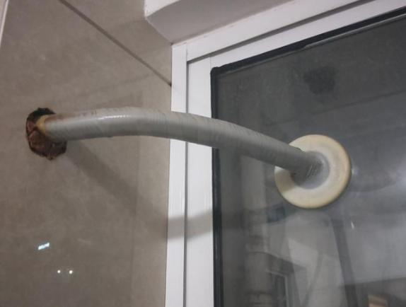 阳台封窗了空调打孔,阳台封窗装好了物业要求整改