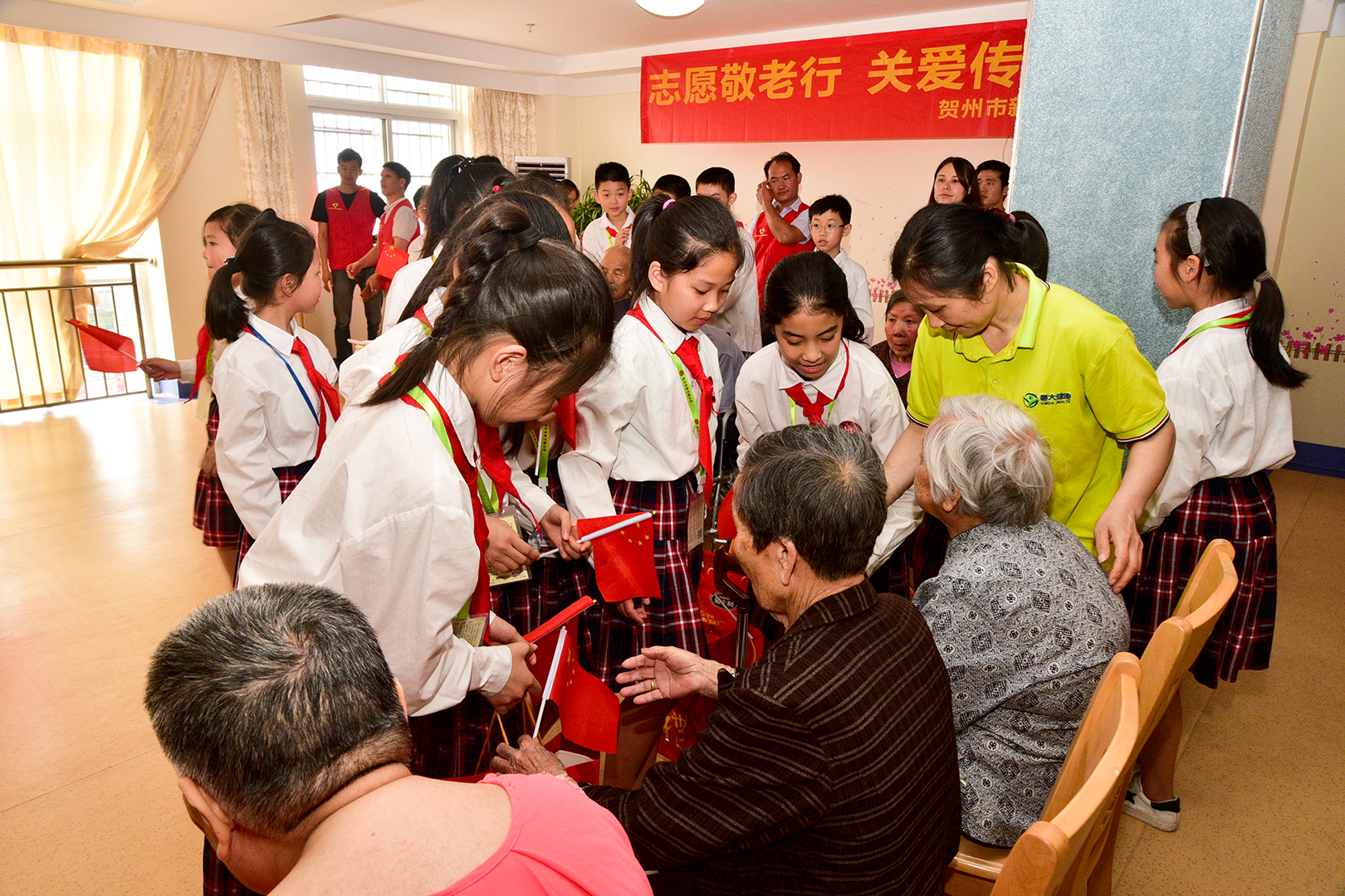 小学敬老孝贤月活动总结,尊老敬老教育活动报道