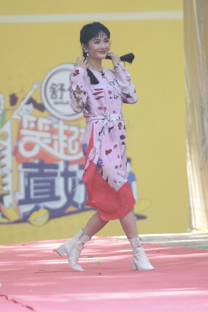 谢娜穿三宅连衣裙,8万连衣裙