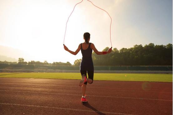 知俏：跳绳一个月，能瘦30斤？燃脂速度让人惊喜！