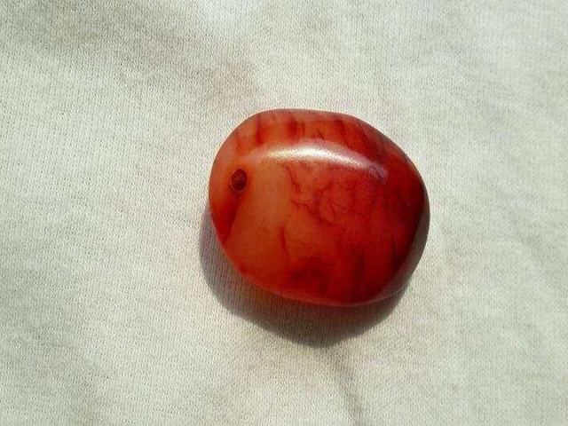 普通玉石烧热放入活狗嘴中，十年后价超百万，血玉为何如此值钱？