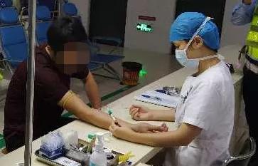 珠海男子下楼挪车撞上奔驰，刮出两条划痕竟被要价5万！一气之下报警却反被抓走！