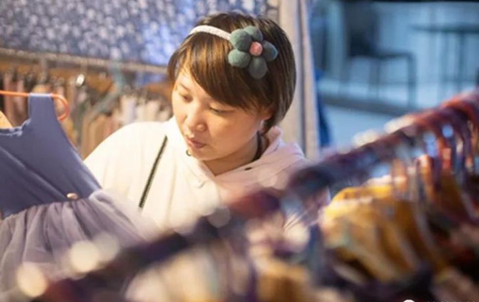 “万众创业” 地摊经济下的童装市场万象 直播一月赚十几万