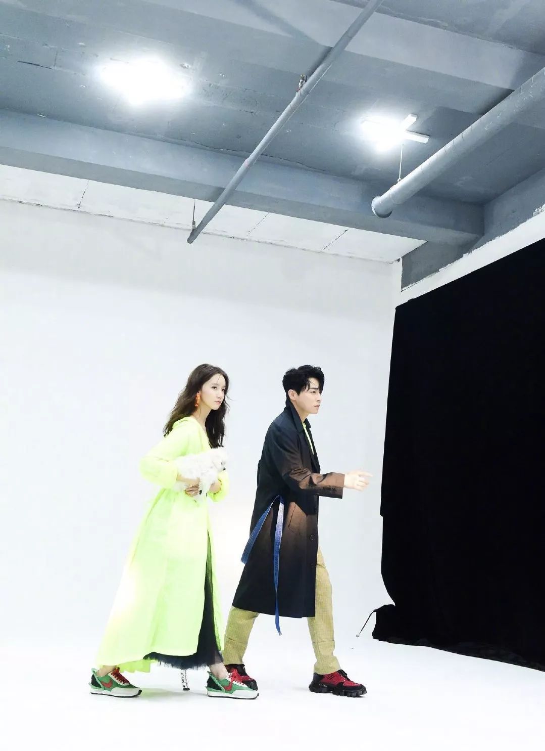 “南韩童颜”林允儿真低调,一身校园风背带裤太乖巧,哪像29岁