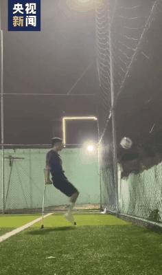 踢足球的帅气的瞬间,足球场上的暴踹瞬间