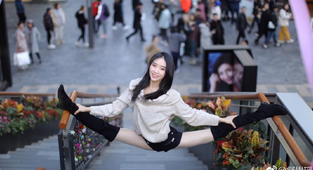 体操女神21岁,体操空中一字马照片