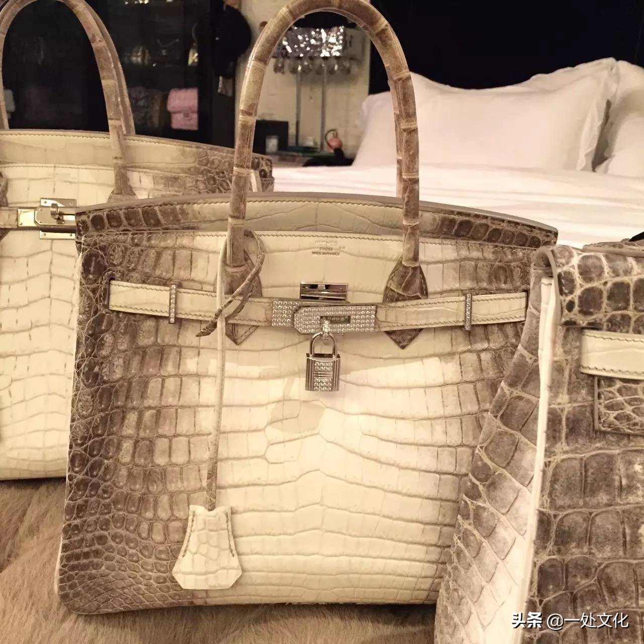 奢侈品包包成本不足卖价十分之一,凭啥卖得这么贵?