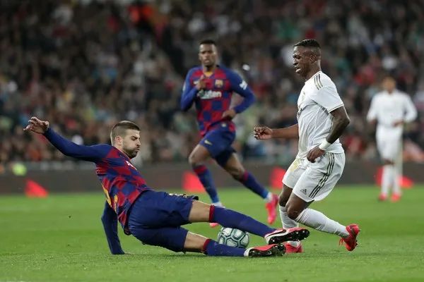 绝佳机会队友不传，阿尔巴挥臂暴怒！终于找到巴萨输球原因，无奈