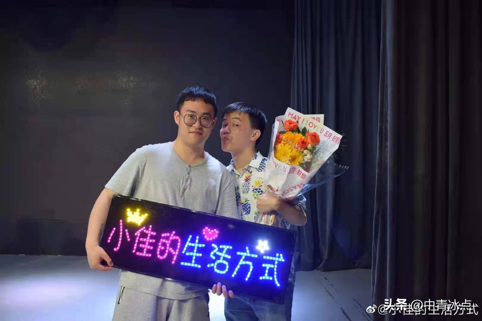 出生时大脑缺氧，上学时遭受*力暴**，脱口秀演员小佳走红背后——用“逗你笑”与命运和解