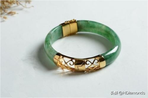 翡翠项链摔坏要赔一千多万视频,顾客摔坏了手镯怎么赔偿