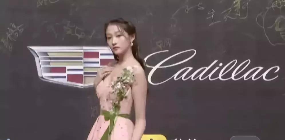 美而自知太可怕,美而自知好看的视频