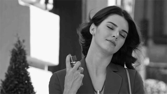 女士喷香水的正确方法图解大全,女性喷香水技巧图