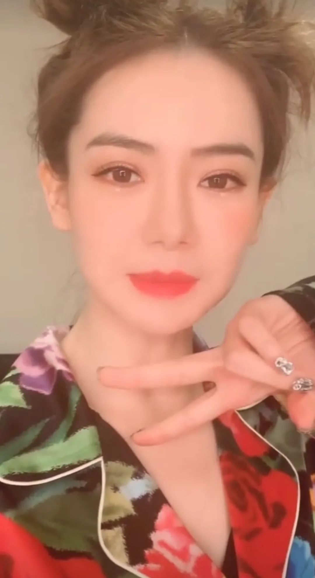 亮片眼妆带钻,戚薇绿色眼影妆容教程