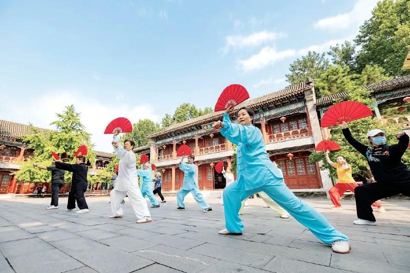 推窗见景伸懒腰,推窗见景的生活