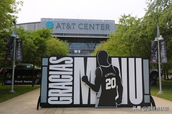 马努拥抱波波,马努最后一场波波维奇叫马努上场