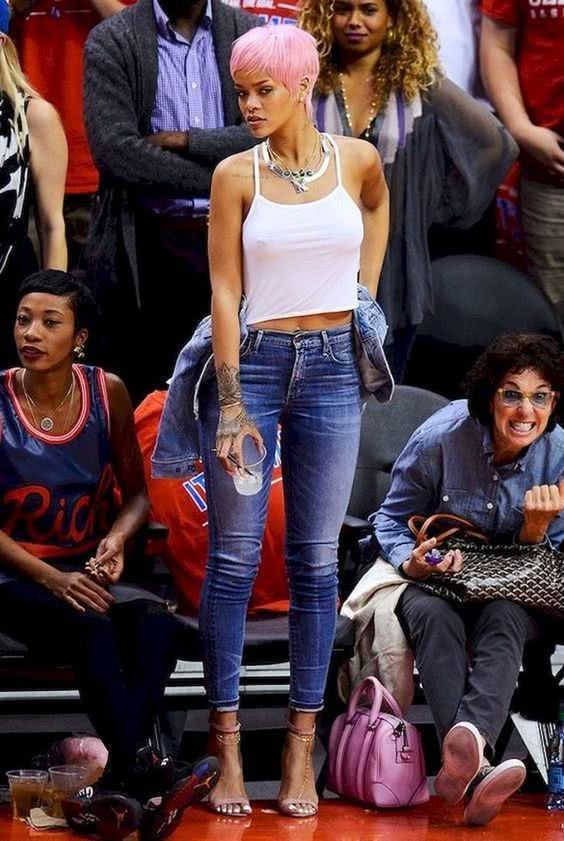 蕾哈娜带作品上时装周,亲力亲为当模特,穿连体衣瘦得很明显