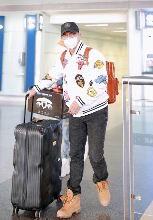 韩庚幸福肥太明显，穿棒球服搭牛仔裤低调复工，难掩健硕身材