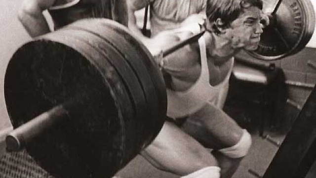 深蹲膝盖不能超过脚尖正确吗,深蹲膝盖要不要超过脚尖