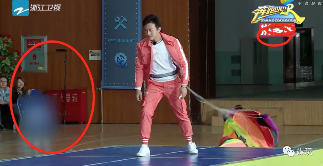 一个镜头60个马赛克，这节目“打码”破纪录了！网友：有骨气