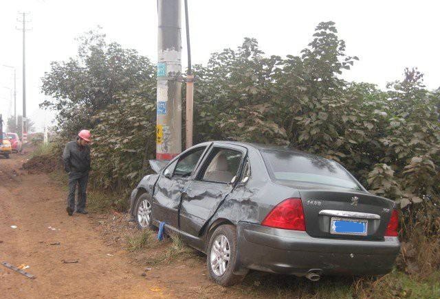 自己开车撞了电线杆怎么报保险,开车不小心撞了电线杆