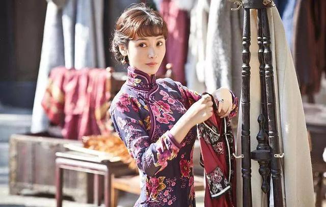 柳岩穿白色蕾丝旗袍的照片,柳岩真的很美吗