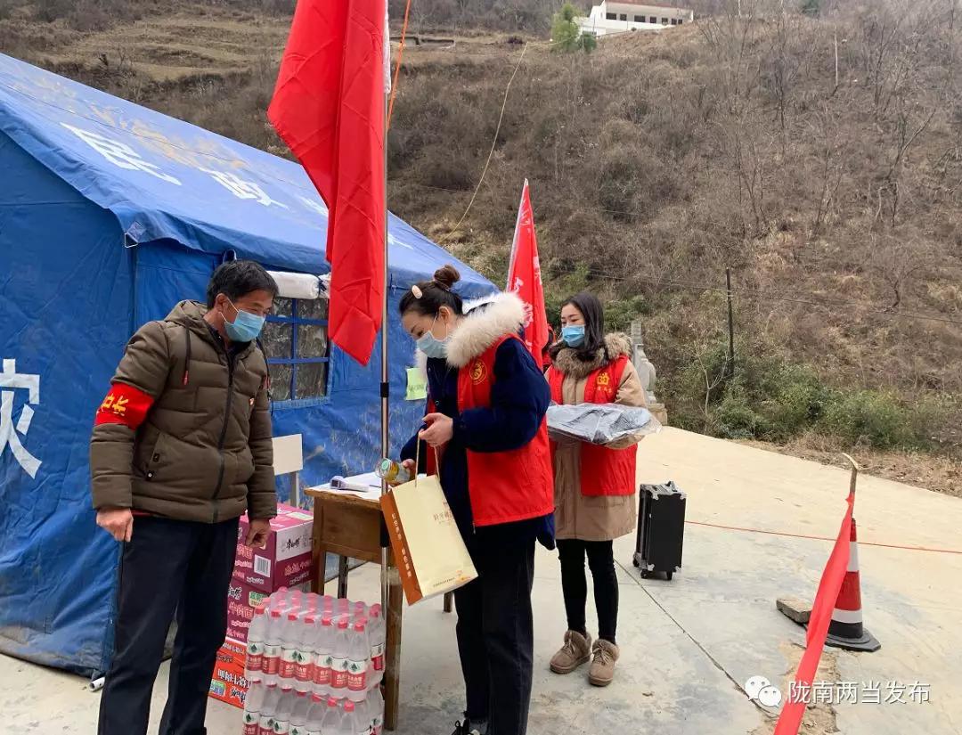 抗击疫情志愿者党员在行动,疫情防控志愿者冲锋