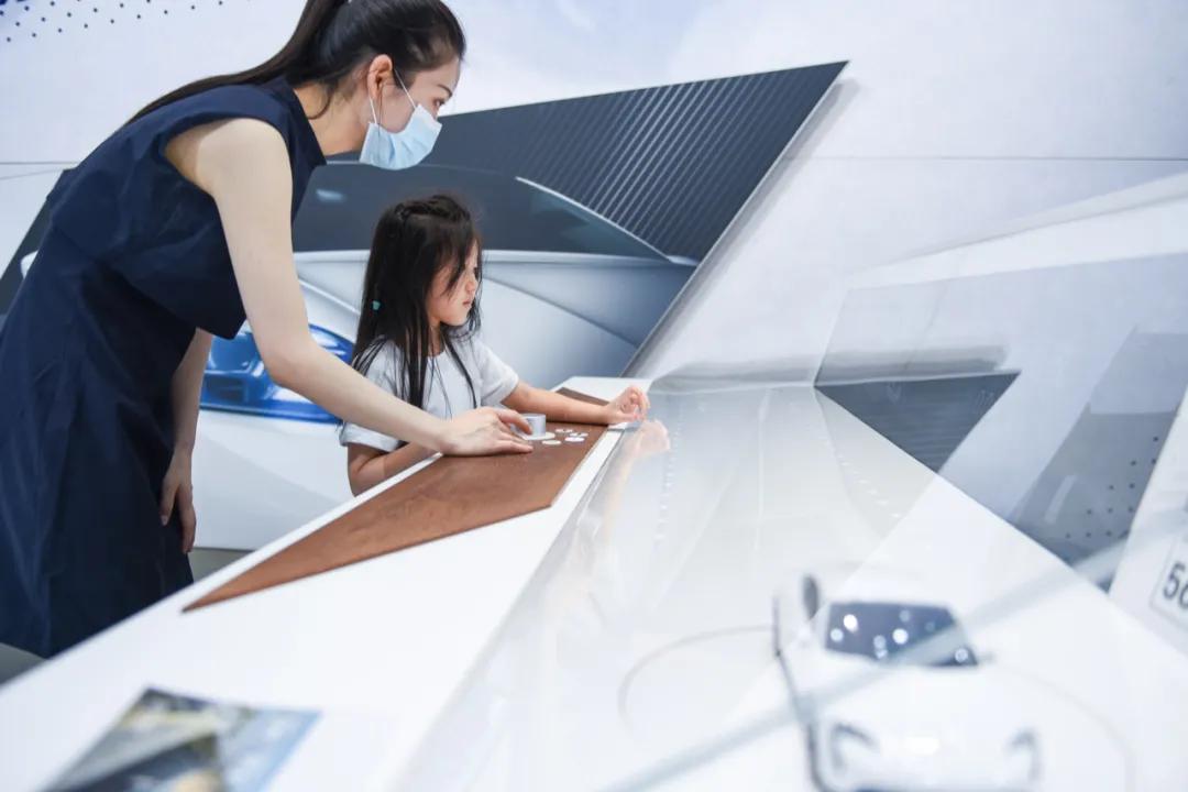 国产家轿不将就，现场堪比迪士尼，北京车展除了新车还看些啥？