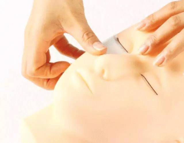 嫁接睫毛技术进行中,m型嫁接睫毛教程零基础手法