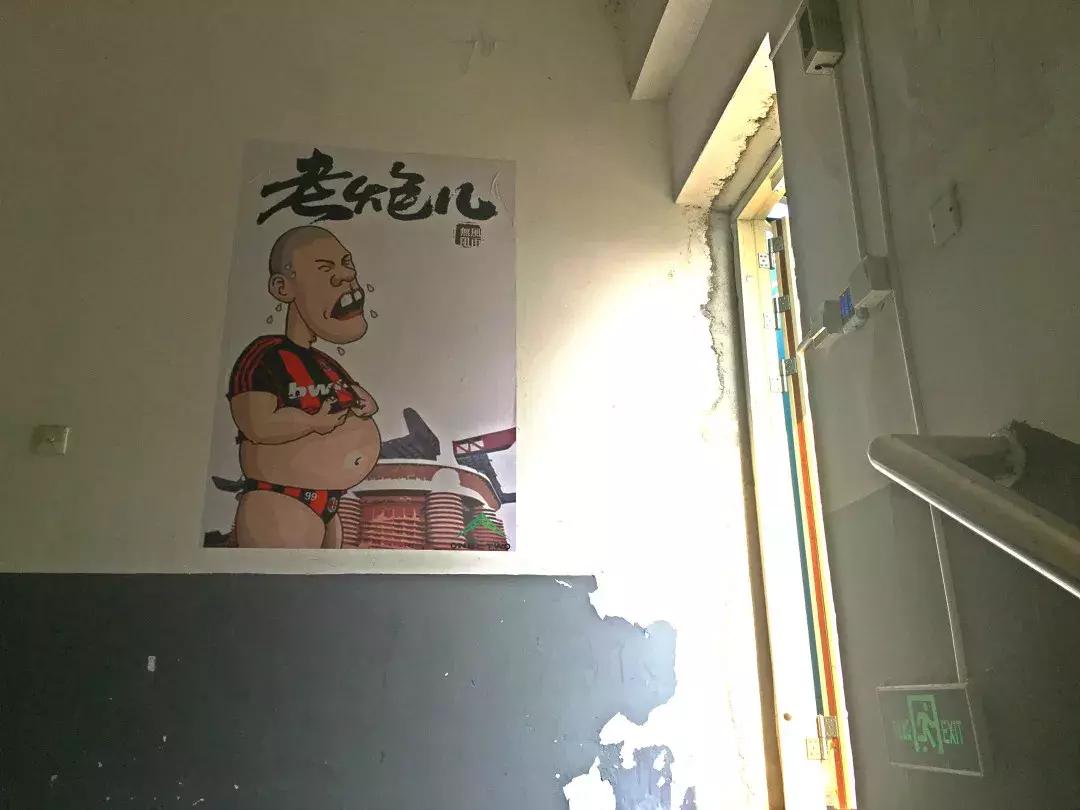 每当夜幕降临就会出现一群英雄,每当夜幕降临走到负一楼