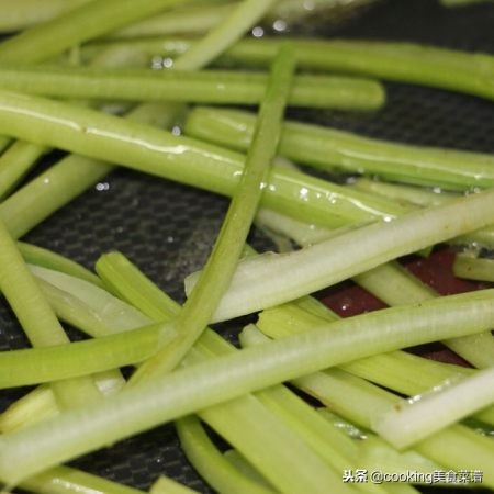 大白菜炒豆干五花肉,豆干炒五花肉教学视频