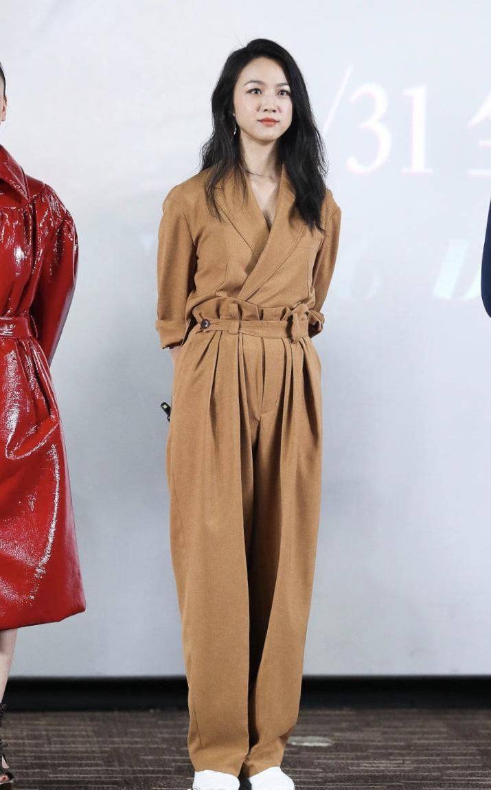 汤唯穿西装,汤唯黑色西装搭配