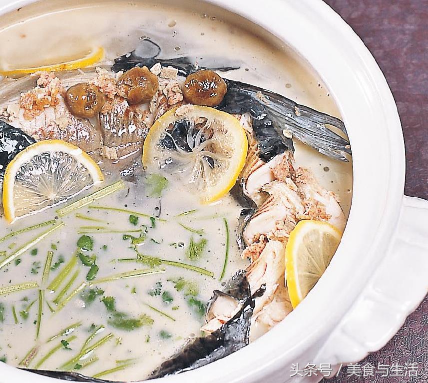 柠檬煮草鱼，我教你一招，鱼肉更鲜美，快来看看怎么做