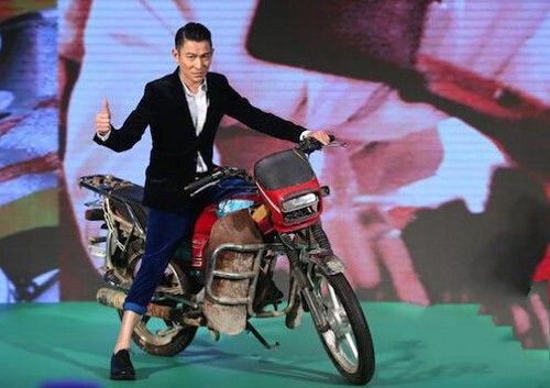 长得帅气又勤奋，娶百亿千金藏了10几年，如今妻子已老成这个模样