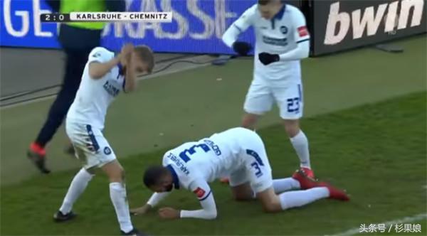 游戏午报：运动员都是游戏迷？橄榄球、足球赛场频现《堡垒之夜》